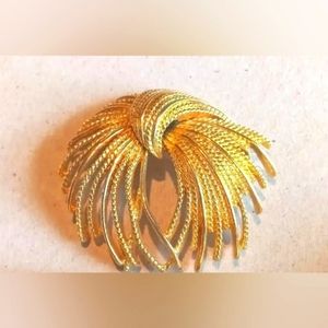 Vintage 1967 MONET Large Gold Tone Mirodor Wheat Bouquet Brooch Pin